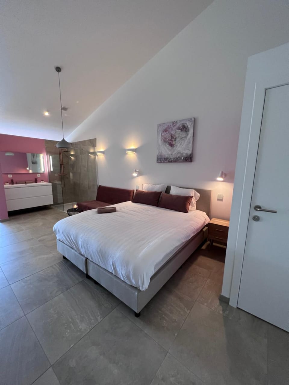 Bed, Photo of the whole room, Bedroom
