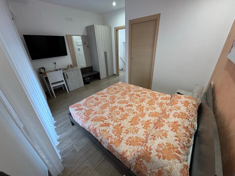 TV and multimedia, Photo of the whole room, wardrobe