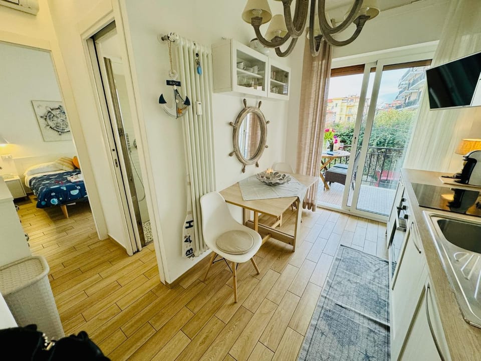 Kitchen or kitchenette, Seating area