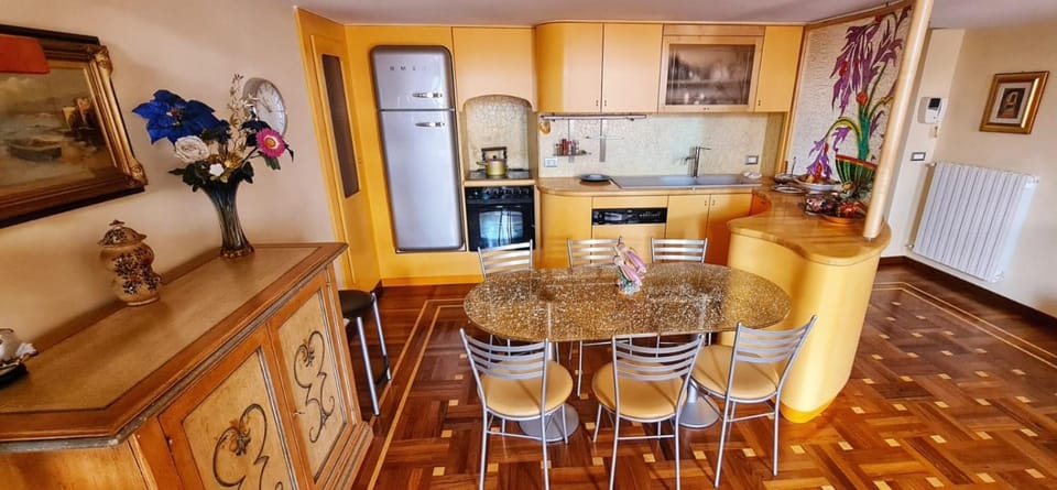 Kitchen or kitchenette, Dining area