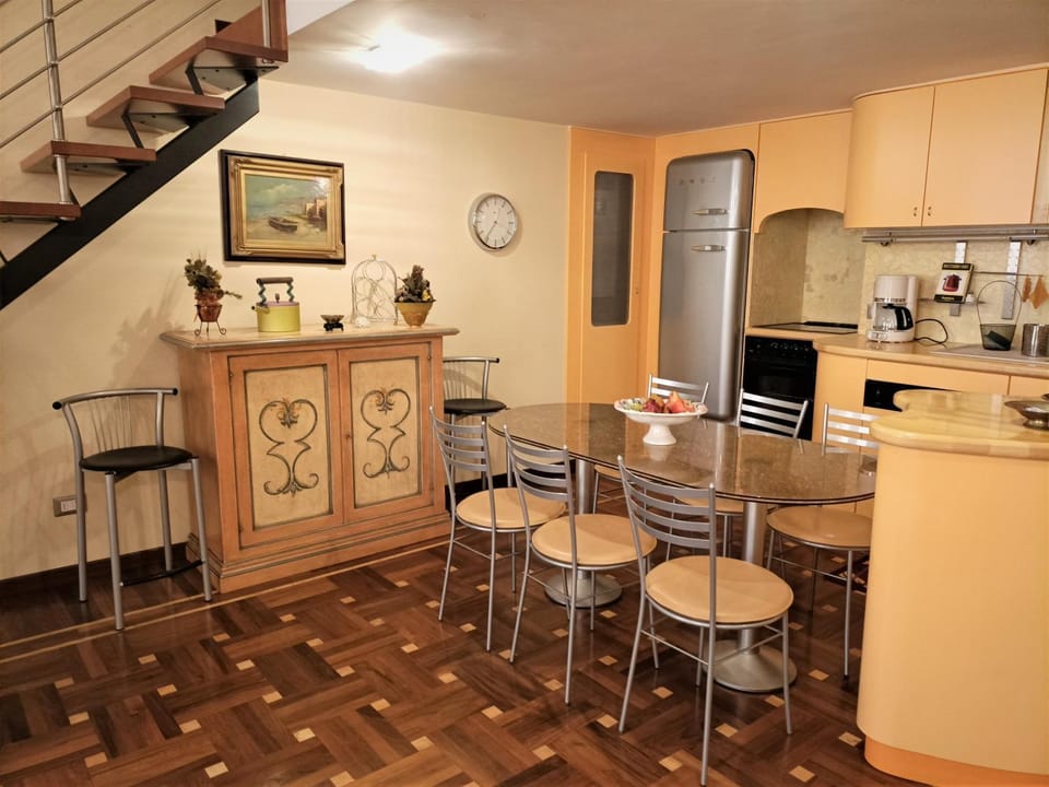 Kitchen or kitchenette, Dining area