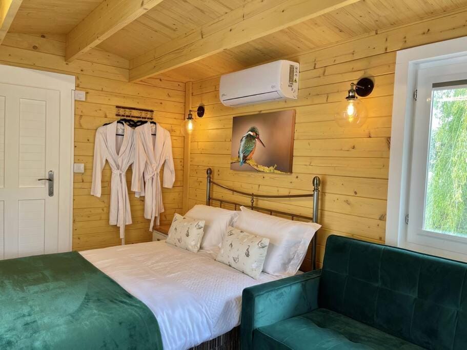 Bed, towels