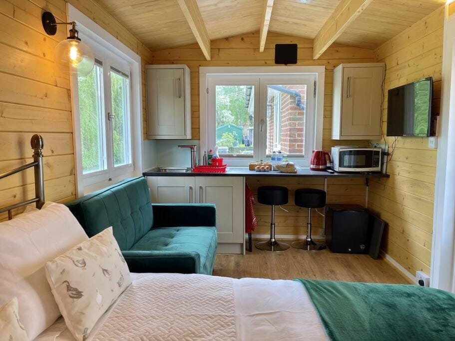 Bed, Kitchen or kitchenette, Photo of the whole room, Seating area