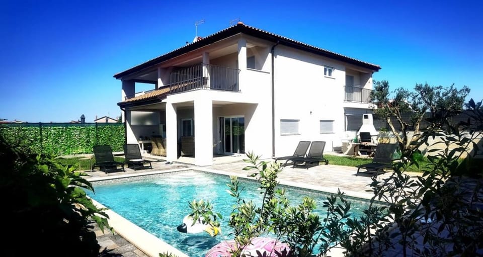 Property building, Garden, Swimming pool, sunbed