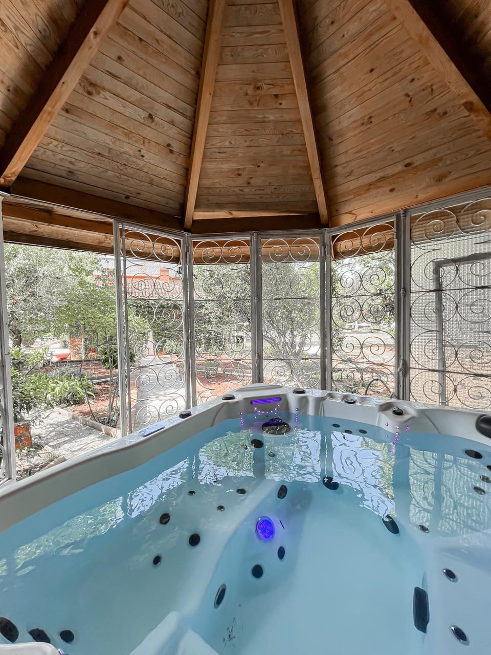 Hot Tub, acessibility