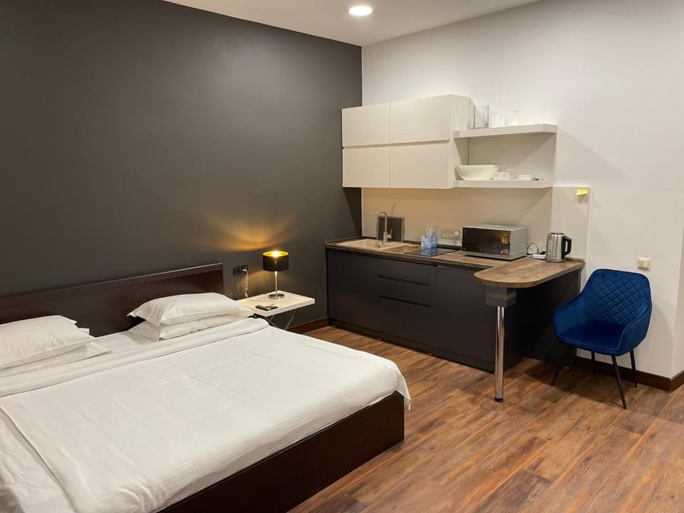 Bed, Coffee/tea facilities, Kitchen or kitchenette, Living room, Photo of the whole room, Seating area, Bedroom, hair dresser, minibar