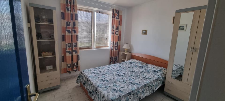 Nearby landmark, Bed, Photo of the whole room, Bedroom, City view, Street view
