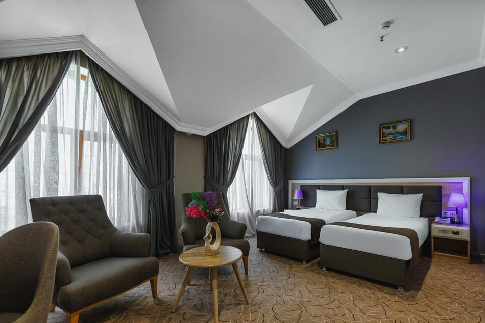 Bed, Living room, Photo of the whole room, Seating area