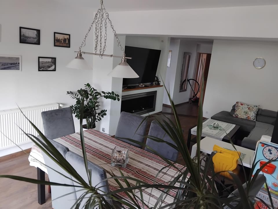 Communal lounge/ TV room, TV and multimedia, Living room, Seating area, Dining area, Evening entertainment