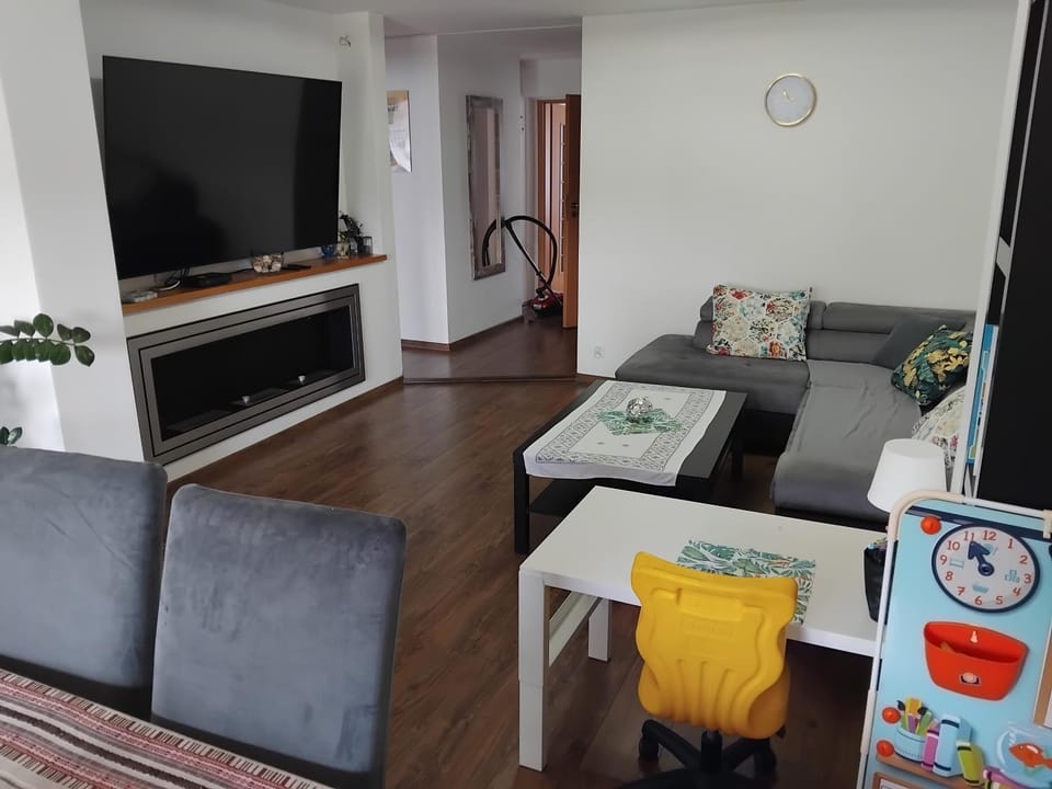 Communal lounge/ TV room, TV and multimedia, Living room, Seating area, Evening entertainment, Bedroom