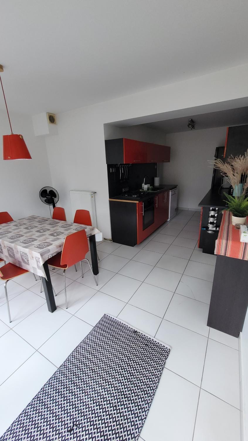 Kitchen or kitchenette, Dining area