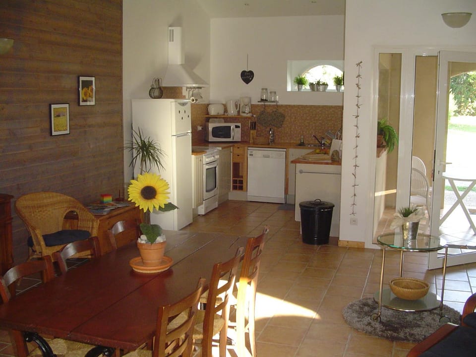 Kitchen or kitchenette, Dining area, oven, stove, toaster