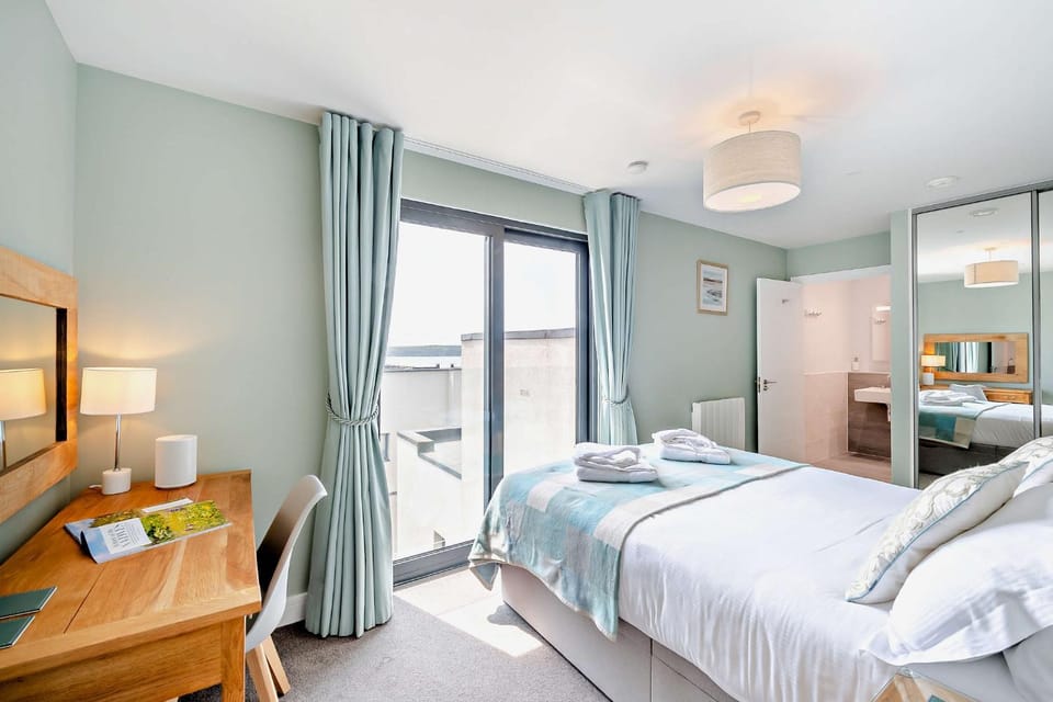 Bed, Photo of the whole room, Bedroom, hair dresser, towels