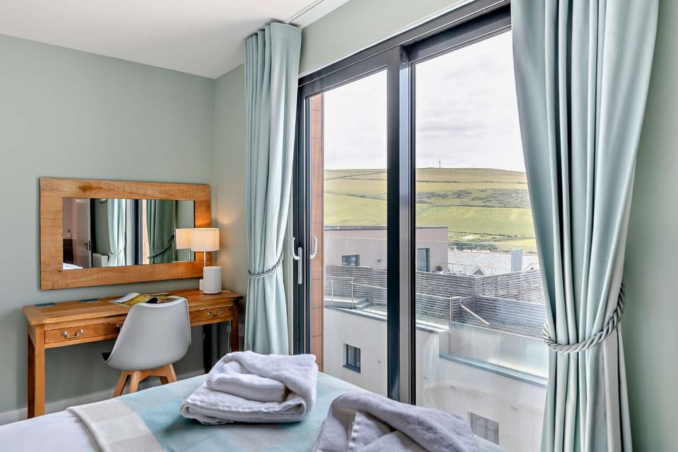 Bed, Natural landscape, Photo of the whole room, Bedroom, towels
