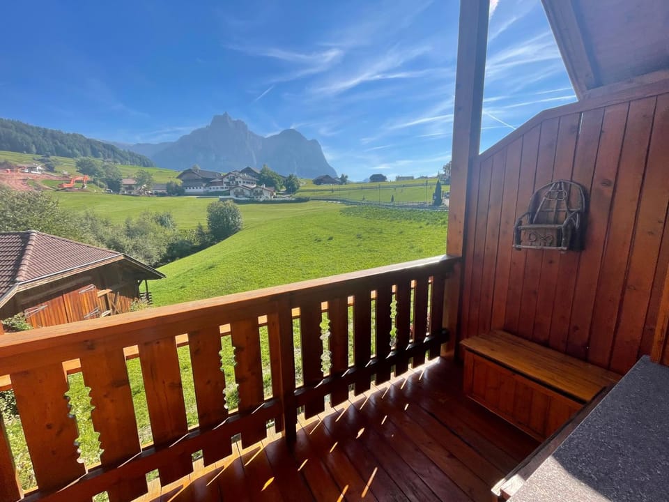 Nearby landmark, Day, Natural landscape, View (from property/room), Balcony/Terrace, Mountain view