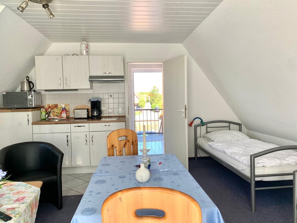 Bed, Photo of the whole room, Seating area, Dining area, Bedroom, minibar, stove