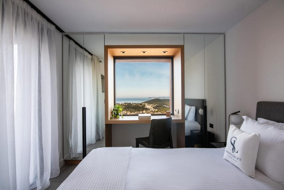 Photo of the whole room, Sea view