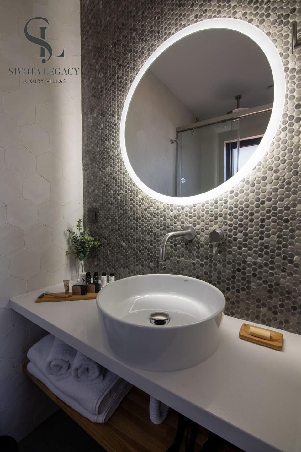Bathroom, towels