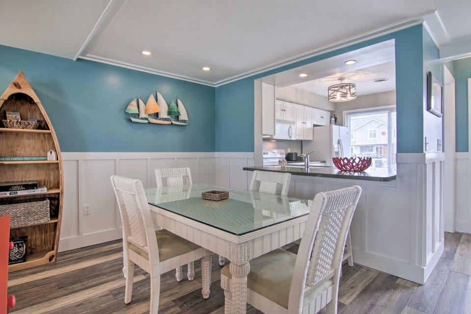 Walk to Maryland Beach: Canal-Front Escape w/ Dock House in Ocean City