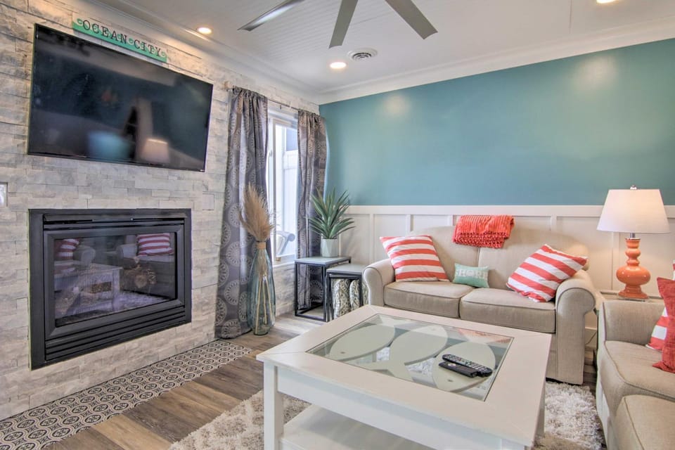 Walk to Maryland Beach: Canal-Front Escape w/ Dock House in Ocean City