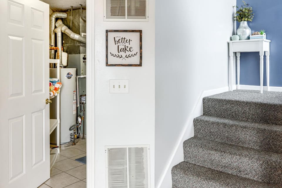 Family-Friendly Port Clinton Home with Private Deck House in Port Clinton