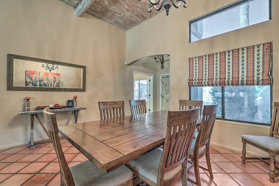 6 Mi to Dtwn Mesa! Pueblo Poolside Retreat House in Dobson Ranch