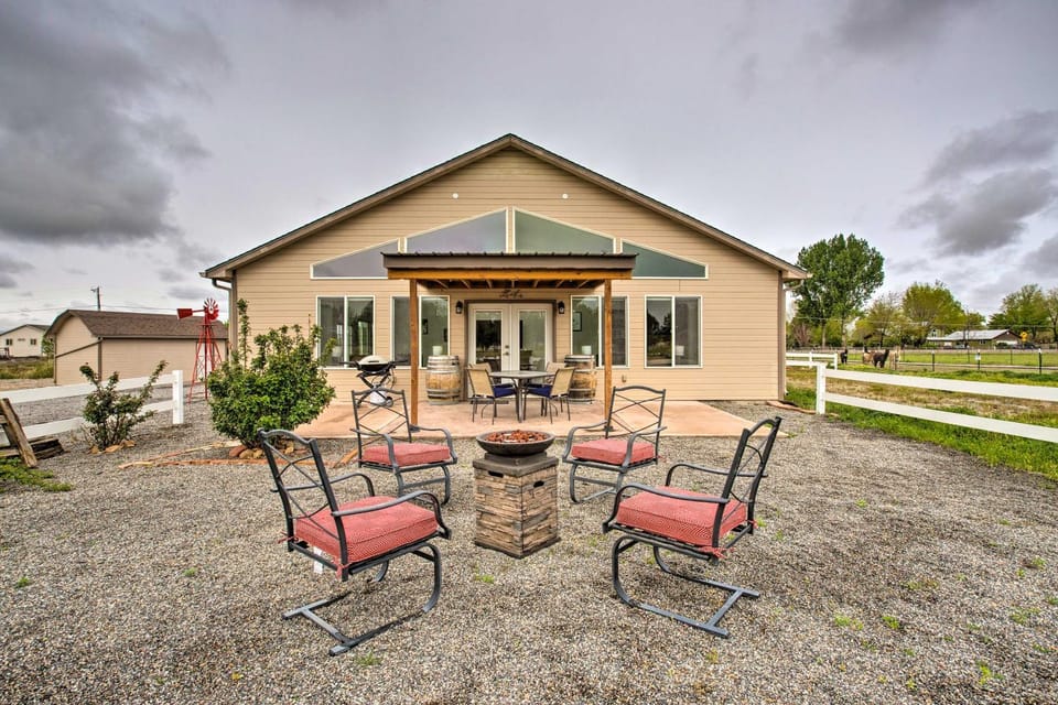 The Farmhouse at Grand Valley Getaway w/ Alpacas! House in Grand Junction