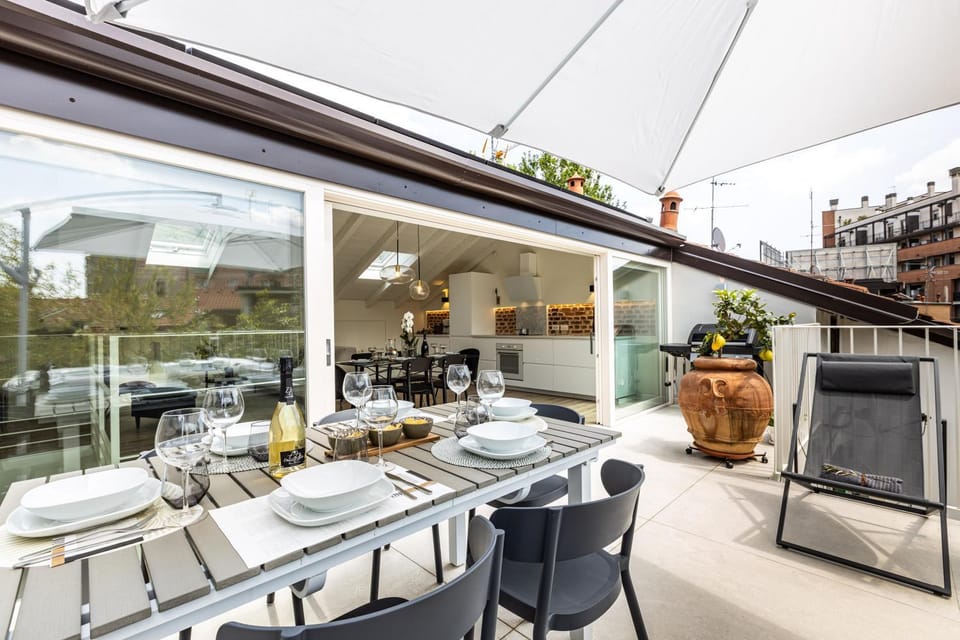 *Villa Olivo*with private terrace & Jacuzzi + 3bedrooms House in Milan