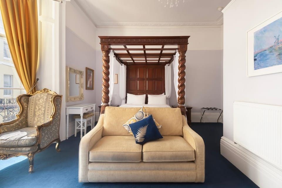Bed, Photo of the whole room, Seating area, Bedroom