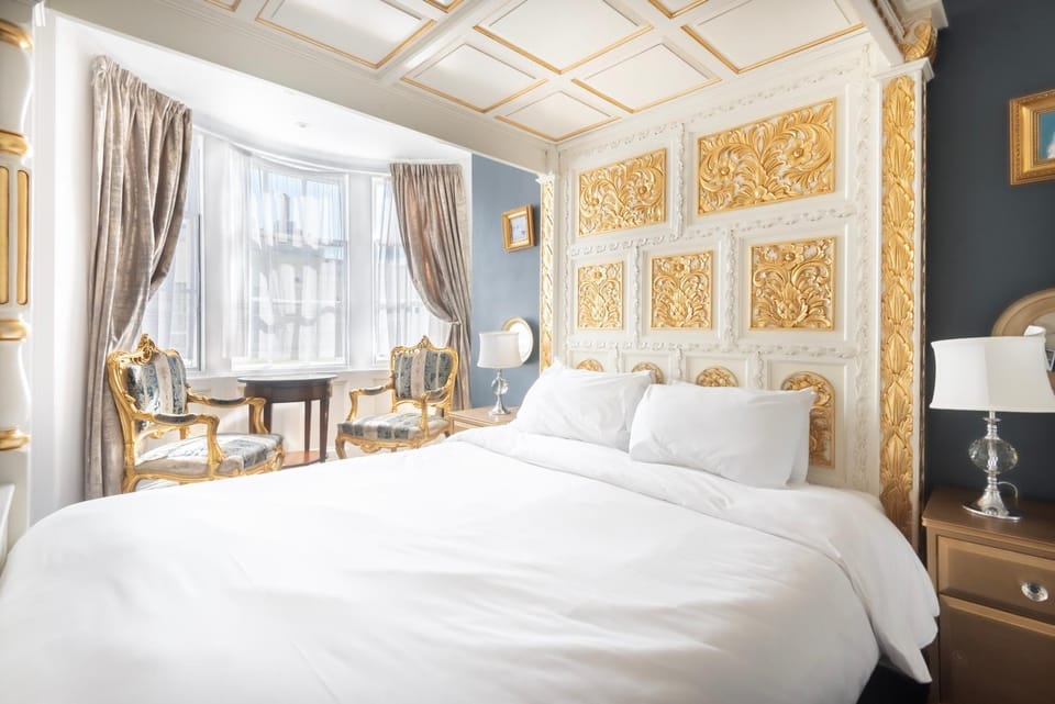 Bed, Photo of the whole room, Seating area, Bedroom
