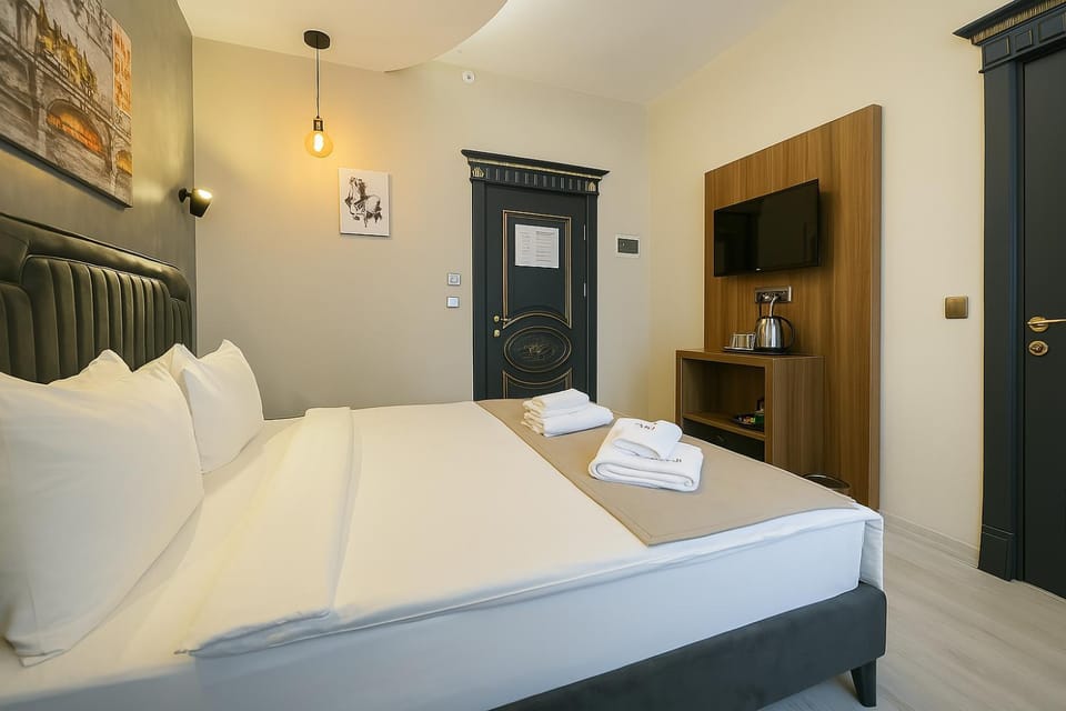 Bed, TV and multimedia, Photo of the whole room, Bedroom, towels
