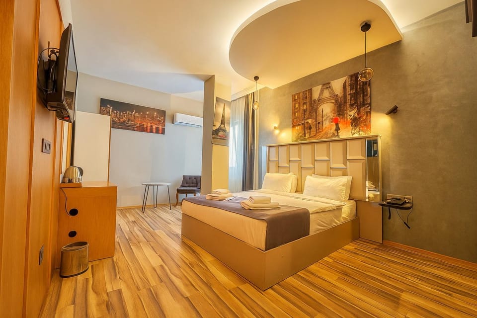 Bed, TV and multimedia, Photo of the whole room, Dining area, Bedroom, wardrobe