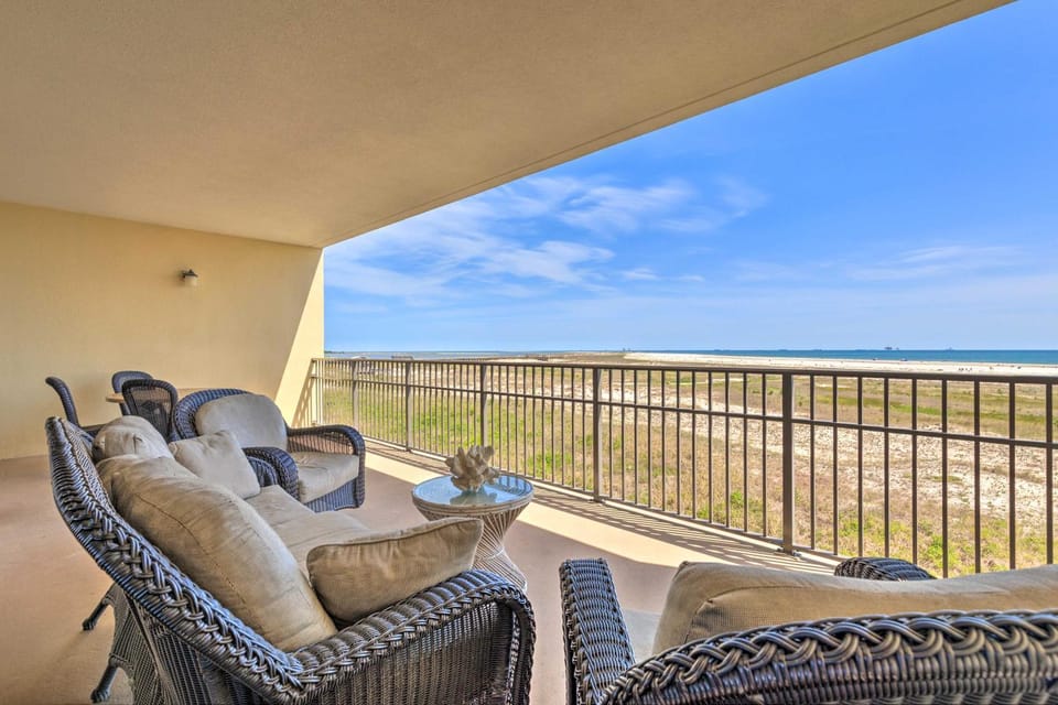 Family Condo: Resort Pool Access & Ocean View House in Dauphin Island