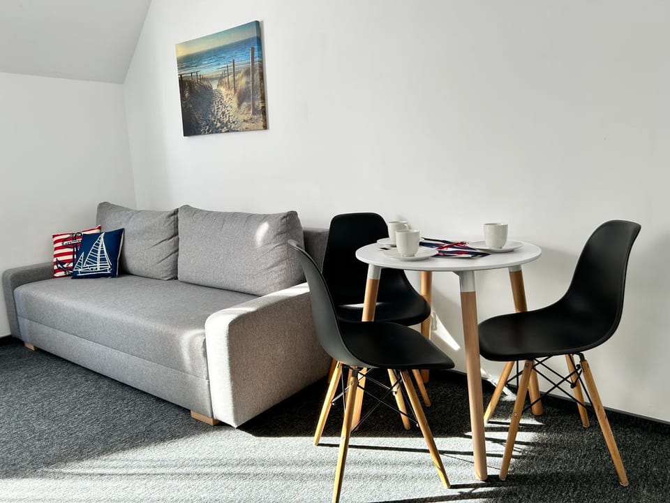 Photo of the whole room, Seating area