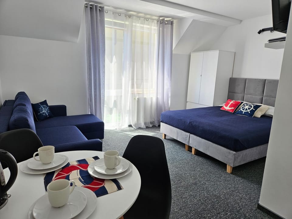 Bed, Seating area, Bedroom