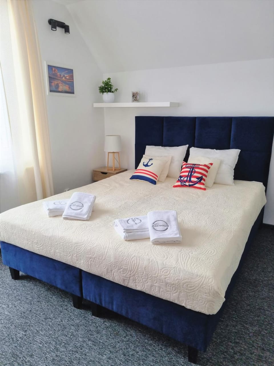 Bed, Photo of the whole room, towels