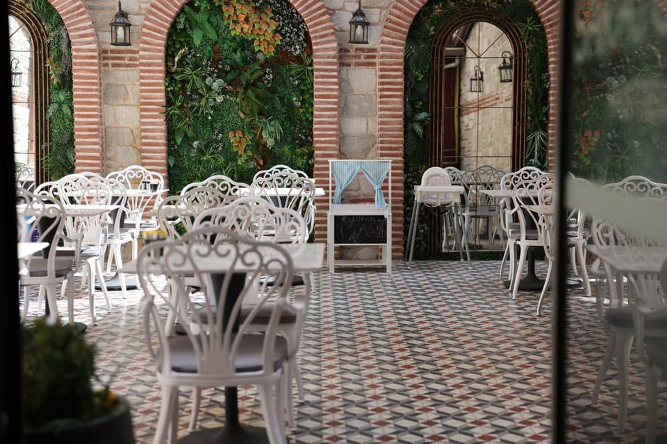 Restaurant/places to eat, Balcony/Terrace, Banquet/Function facilities