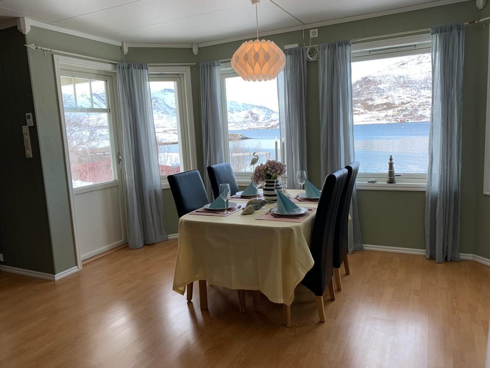Kvaløya apartment by the sea Apartment in Troms Og Finnmark