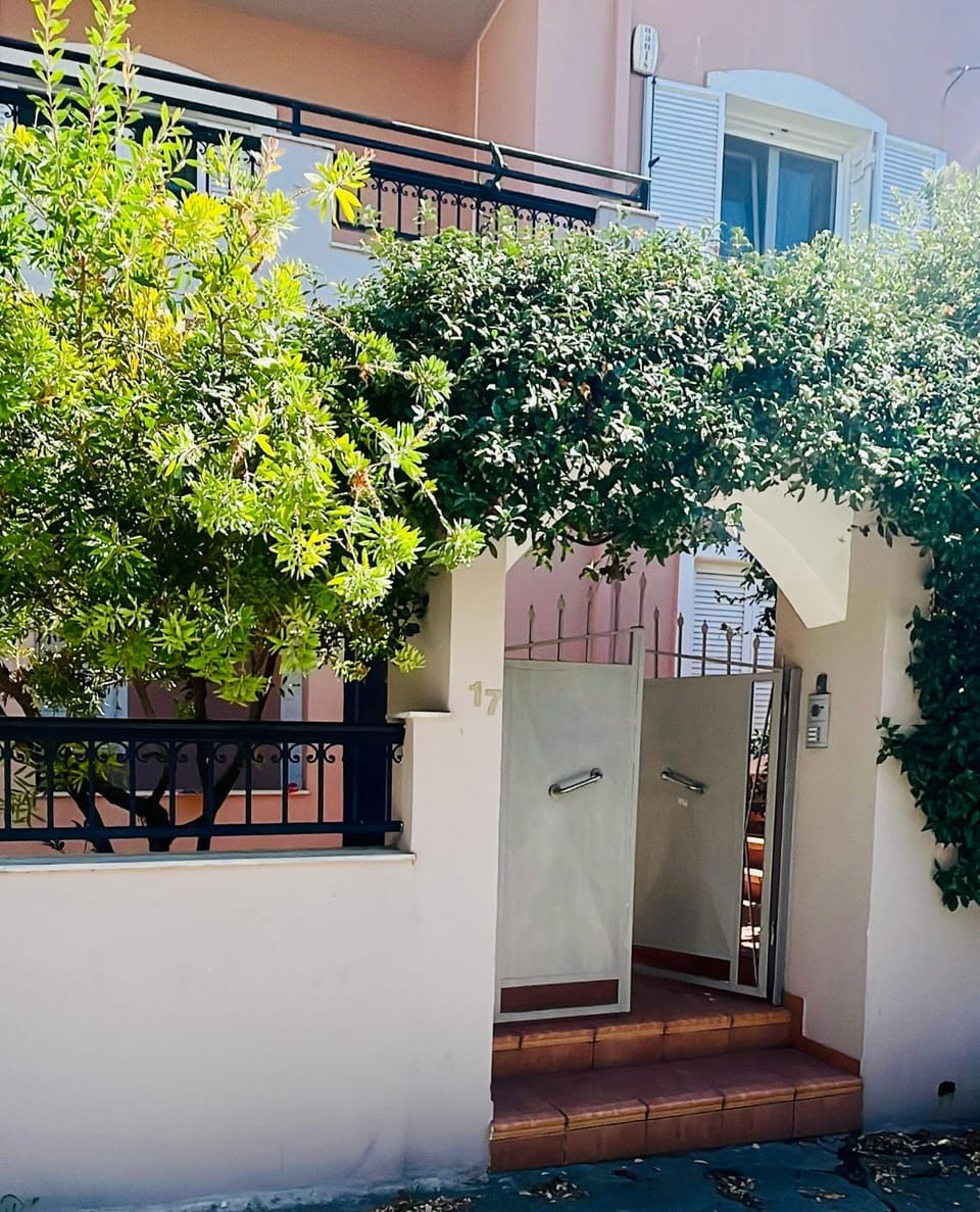 Facade/entrance, Day, Garden