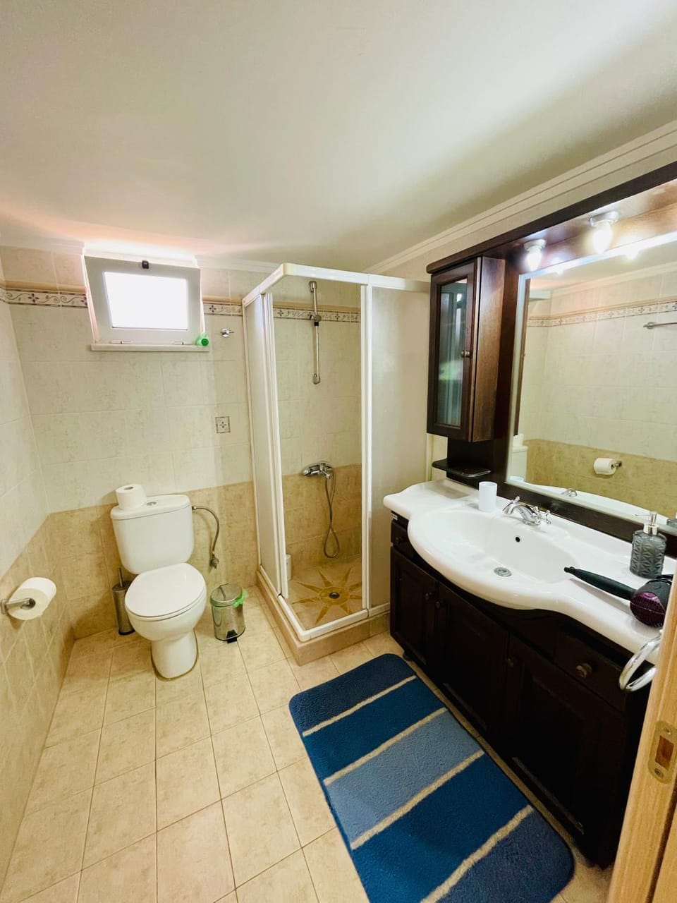 Shower, Toilet, Bathroom, bidet, towels