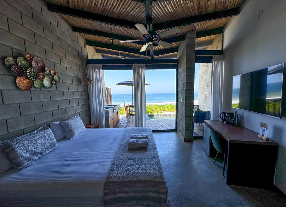 Bed, TV and multimedia, Bedroom