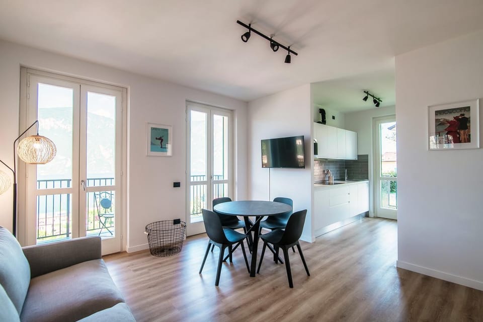 TV and multimedia, Kitchen or kitchenette, Living room, Seating area, Dining area