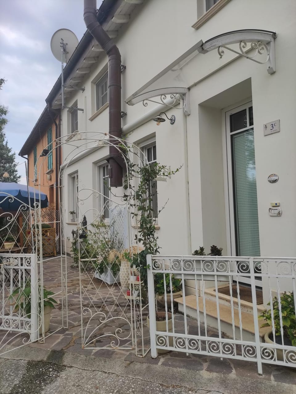 Facade/entrance