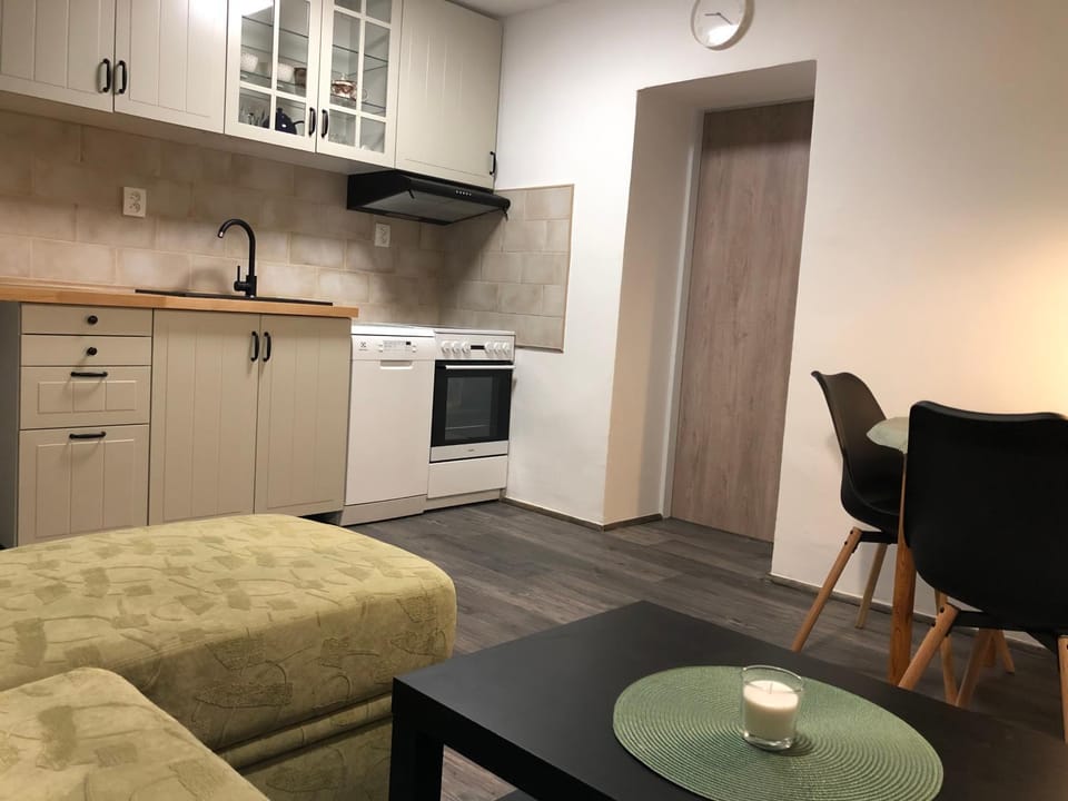 Kitchen or kitchenette, Living room, Seating area, Dining area