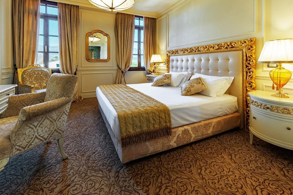 Bed, Photo of the whole room, Decorative detail, Bedroom