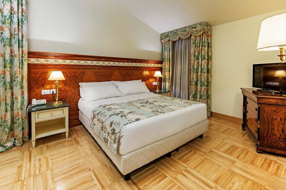 Bed, TV and multimedia, Photo of the whole room