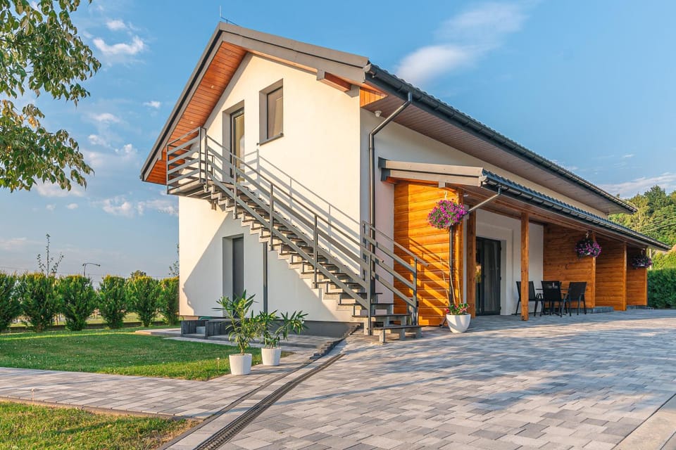 Facade/entrance, Location