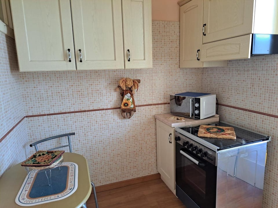 Kitchen or kitchenette, oven, pet friendly, stove, toaster