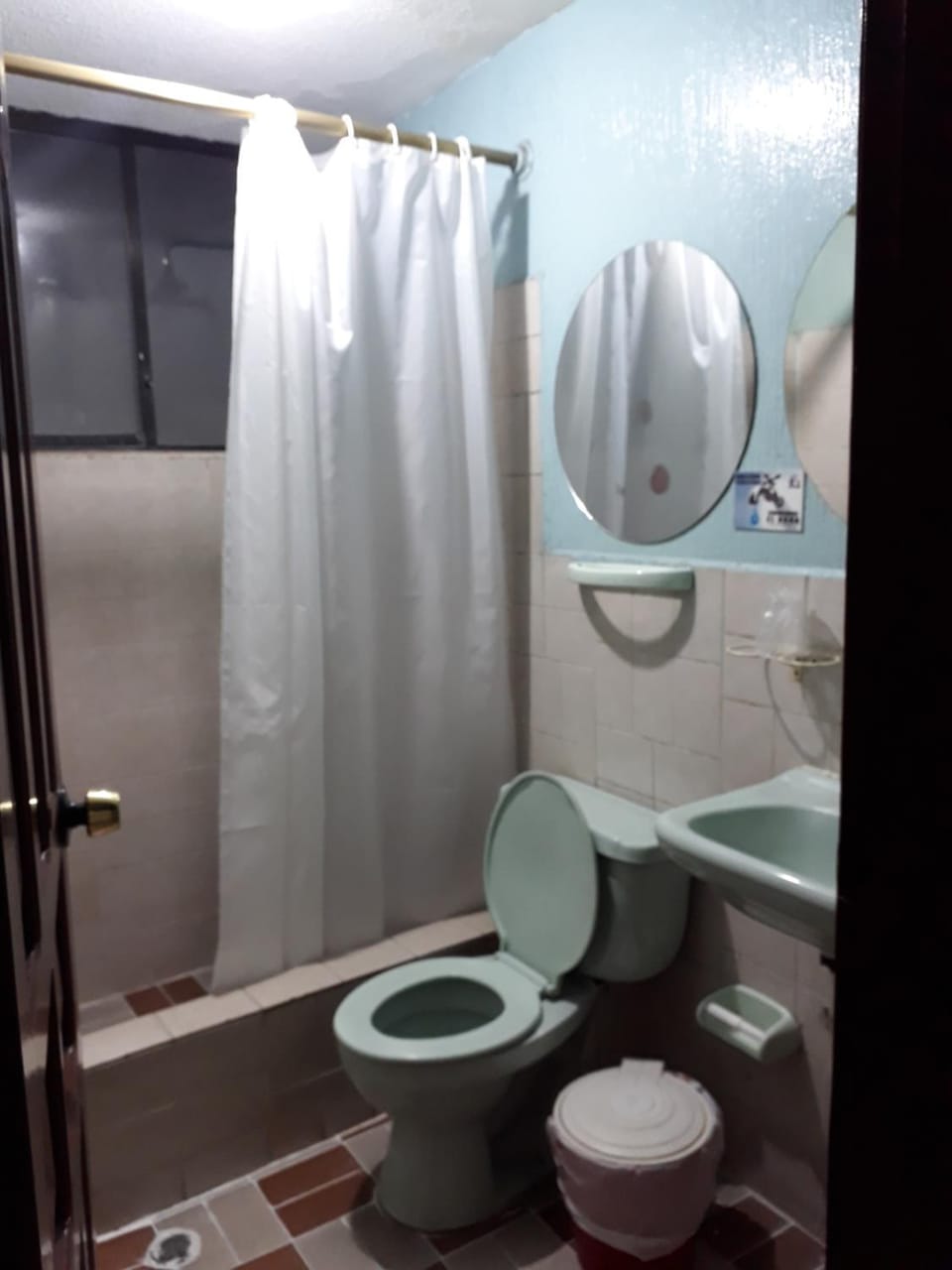 Shower, Toilet
