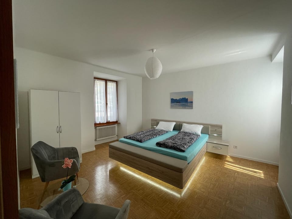 Photo of the whole room, Bedroom